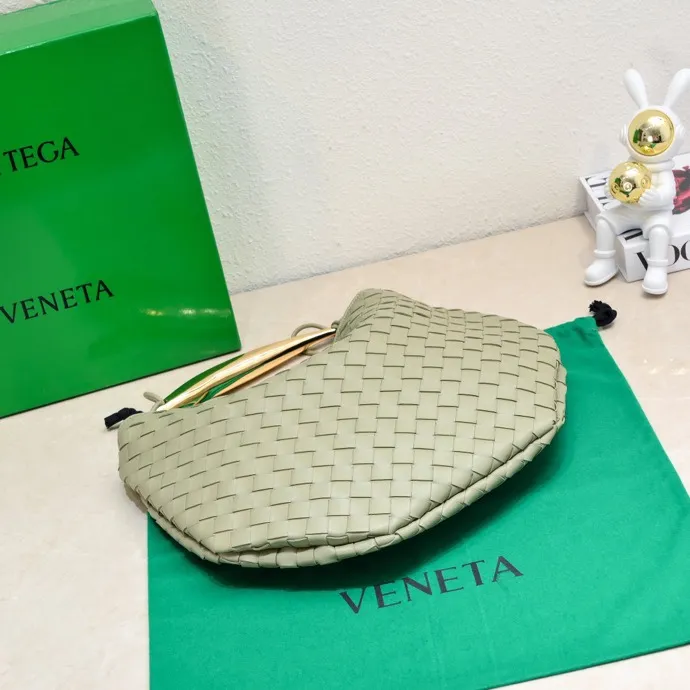 Original leather, batch 2060, the old-money style BV Sardine large size has been shipped🔥 Nowadays, many fashionable, rich and tasteful Jimei people are carrying the same bag invariably. It’s Bottega Veneta Sardine! Because this BV Sardine bag is so beautiful and high-end! The arc-shaped intrecciato woven bag body, paired with metal sardine handles, looks like a work of art, allowing people to ponder and appreciate it. Currently Sardine has launched three sizes for everyone to choose from. This is the largest size🉑️hand-held🉑️armpit🉑️single shoulder🉑️crossbody. It is a very high-quality and relatively niche treasure model. It will be very special when you carry it when you go out. It allows you to have the freedom of carrying a bag. Sisters go crazy. Style number: 7468-1# Size: 39*31*12cm